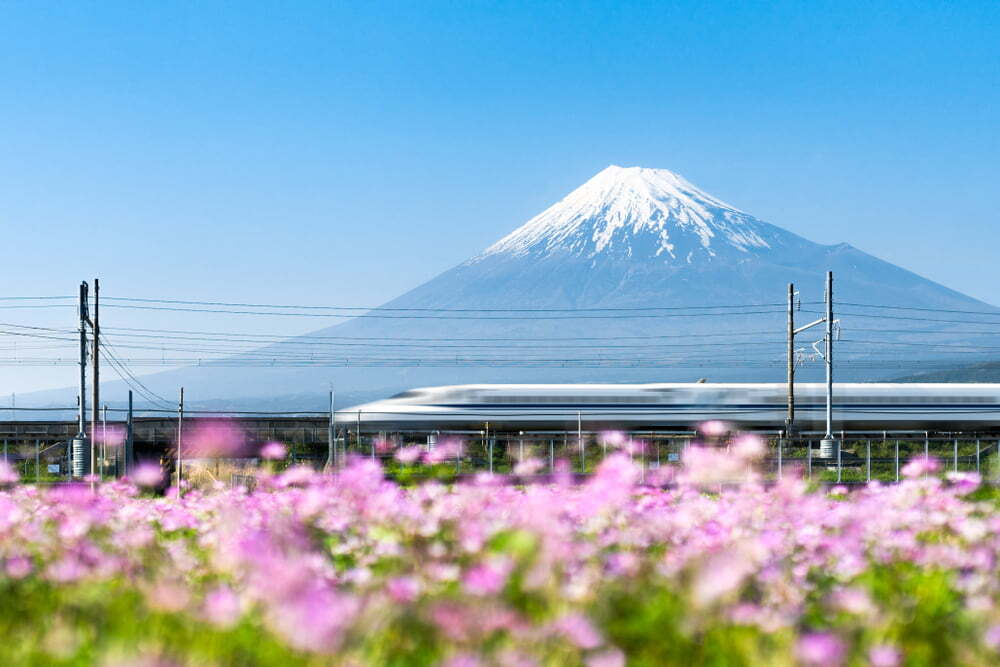 Tren Shinkansen pasando por el monte Fuji