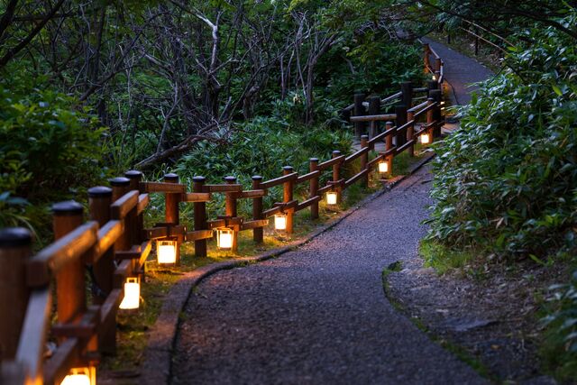 Sendero bordeado de farolillos en la ciudad de Noboribetsu Onsen, Hokkaido